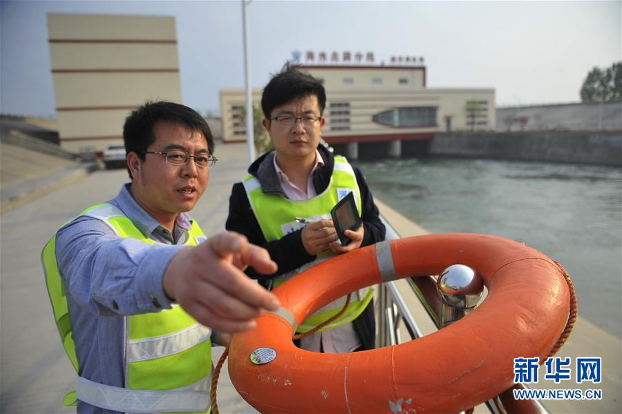 4月12日，南水北調(diào)中線干線新樂管理處工作人員在磁河倒虹吸節(jié)制閘檢查救生設(shè)備情況。今年受厄爾尼諾現(xiàn)象影響，南水北調(diào)中線工程已進(jìn)入防汛準(zhǔn)備期。南水北調(diào)中線建管局全力應(yīng)對(duì)可能發(fā)生的洪災(zāi)，及時(shí)部署防汛度汛工作。中線建管局河北分局新樂管理處所轄區(qū)段長(zhǎng)約34公里，區(qū)內(nèi)有沙河等河流，是今年的重點(diǎn)防汛區(qū)域。該處提前排查防汛隱患，進(jìn)一步完善防汛預(yù)案，儲(chǔ)備防汛物資和設(shè)備，啟動(dòng)應(yīng)急值班，做好各項(xiàng)準(zhǔn)備工作。新華社記者 魯鵬 攝