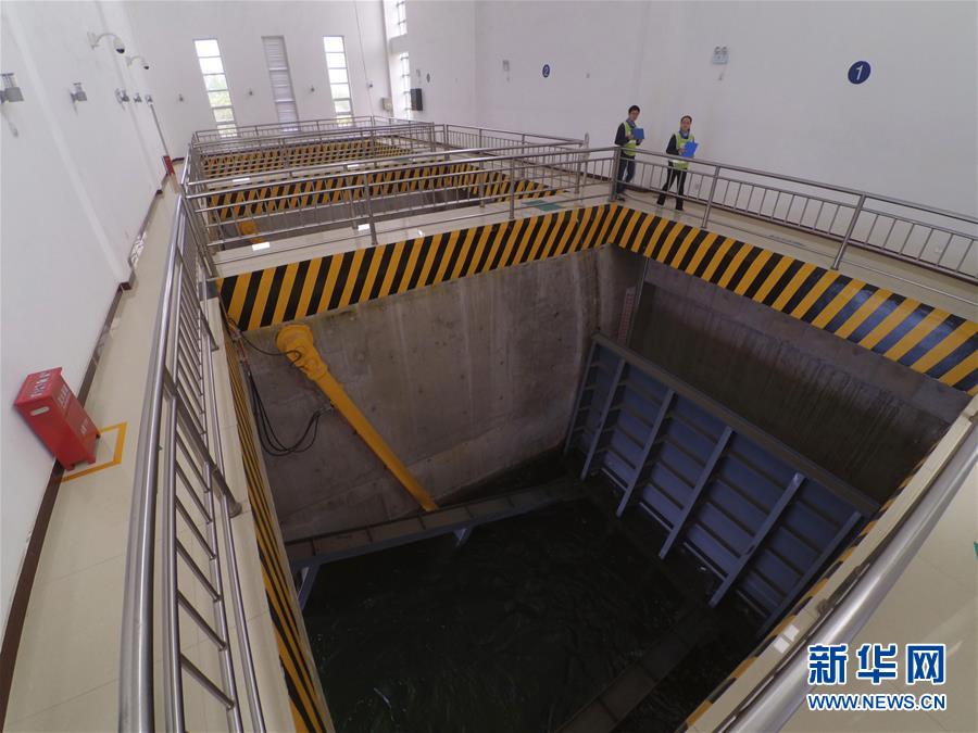 4月12日，南水北調(diào)中線干線新樂管理處工作人員在沙河北倒虹吸節(jié)制閘巡視。今年受厄爾尼諾現(xiàn)象影響，南水北調(diào)中線工程已進(jìn)入防汛準(zhǔn)備期。南水北調(diào)中線建管局全力應(yīng)對(duì)可能發(fā)生的洪災(zāi)，及時(shí)部署防汛度汛工作。中線建管局河北分局新樂管理處所轄區(qū)段長(zhǎng)約34公里，區(qū)內(nèi)有沙河等河流，是今年的重點(diǎn)防汛區(qū)域。該處提前排查防汛隱患，進(jìn)一步完善防汛預(yù)案，儲(chǔ)備防汛物資和設(shè)備，啟動(dòng)應(yīng)急值班，做好各項(xiàng)準(zhǔn)備工作。新華社記者 魯鵬 攝